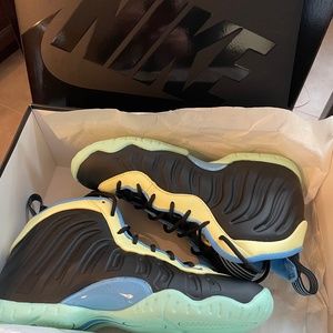 Nike Little Posite One Sneaker never worn with original box